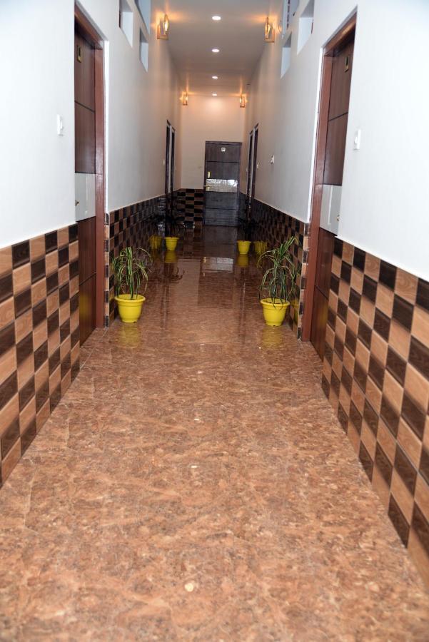Hotel Ramay Palace 400 Meter From Ram Mandir Ayodhya Bagian luar foto