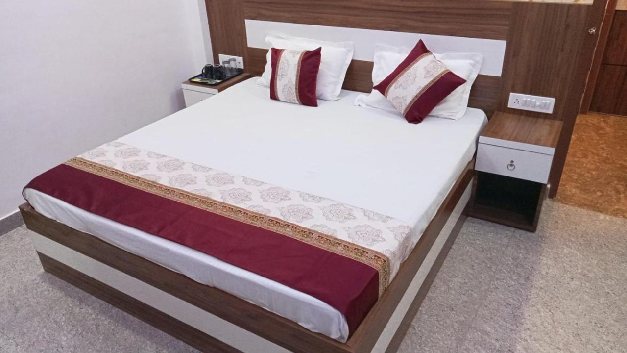 Hotel Ramay Palace 400 Meter From Ram Mandir Ayodhya Bagian luar foto
