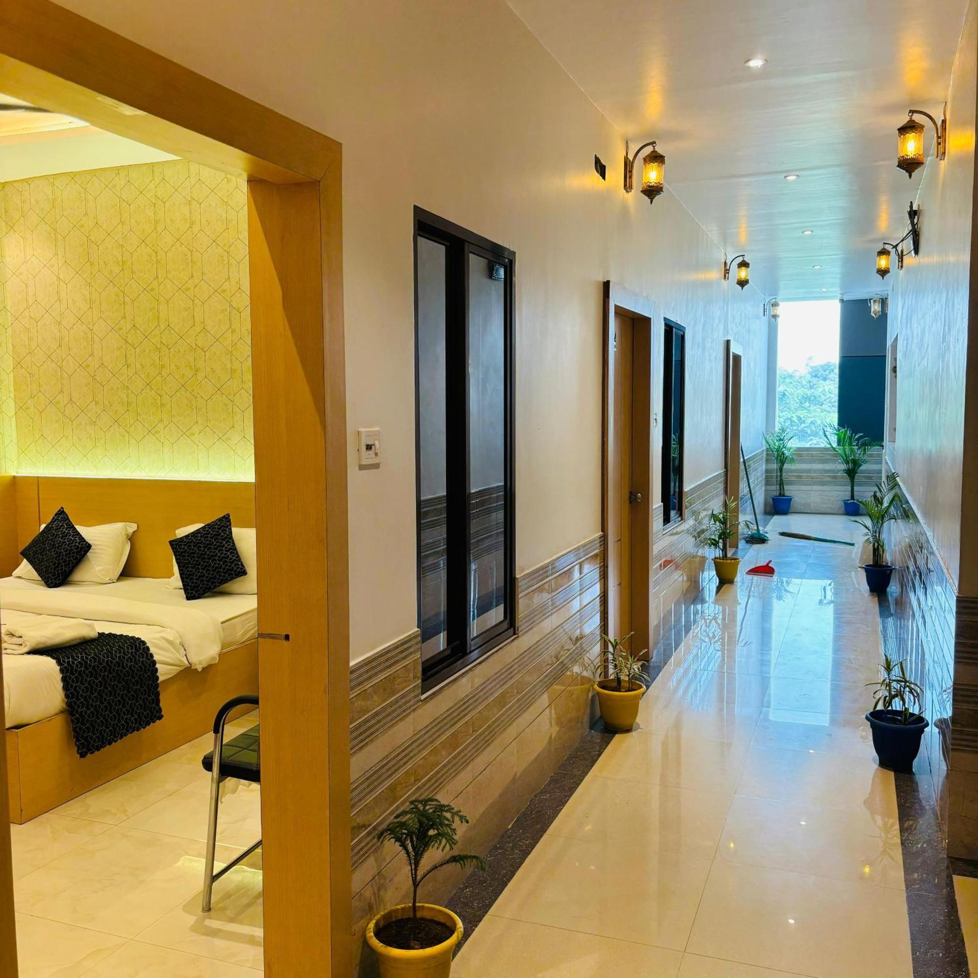 Hotel Ramay Palace 400 Meter From Ram Mandir Ayodhya Bagian luar foto